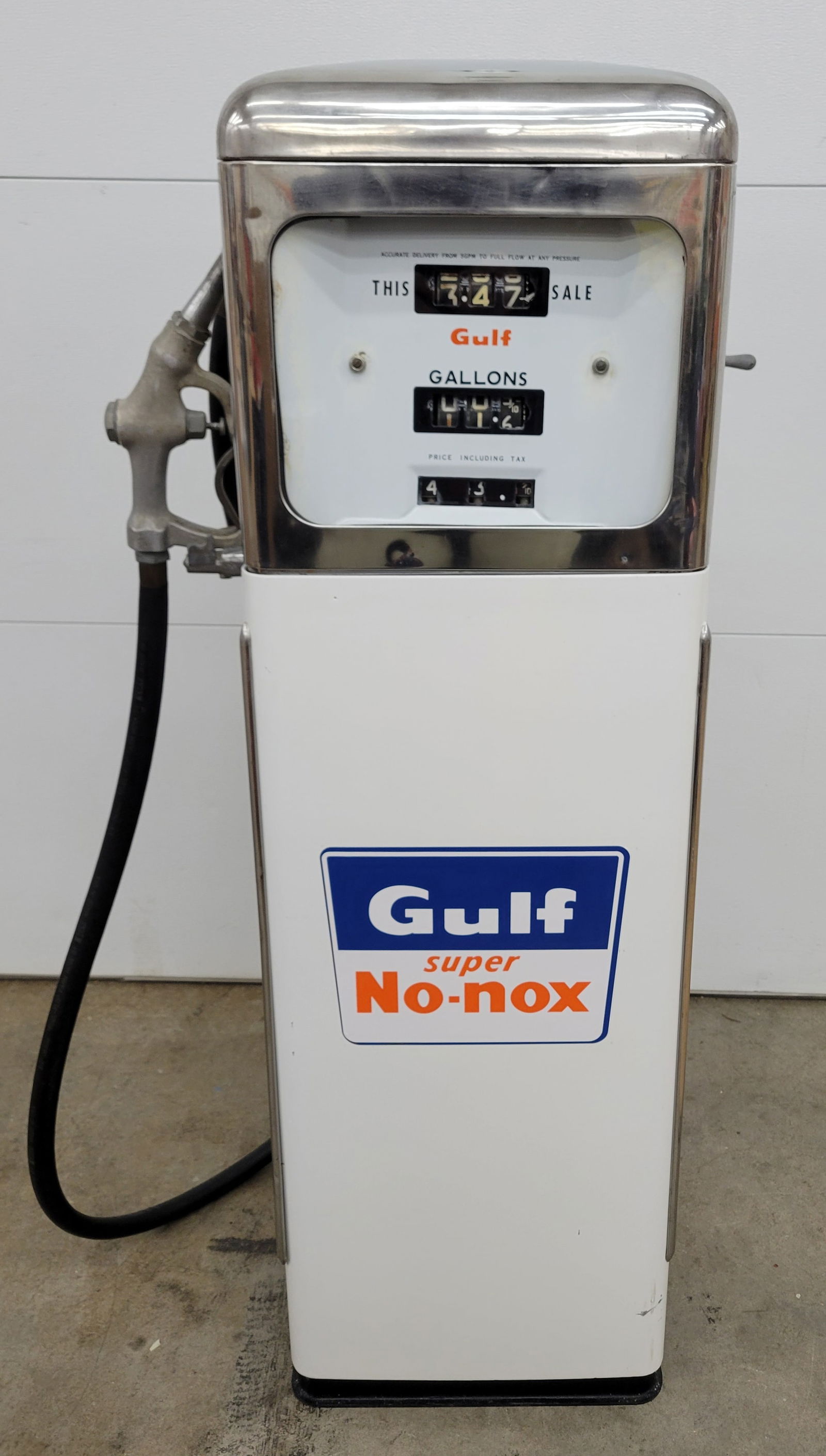 Restored Bennett 548 Gulf Gas Pump (1 of 5)