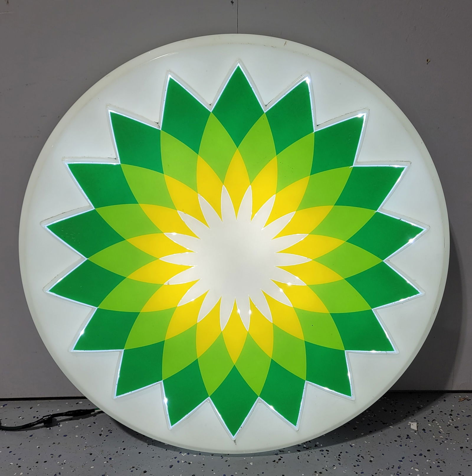 BP Service Station LIght Up Logo Sign (1 of 2)