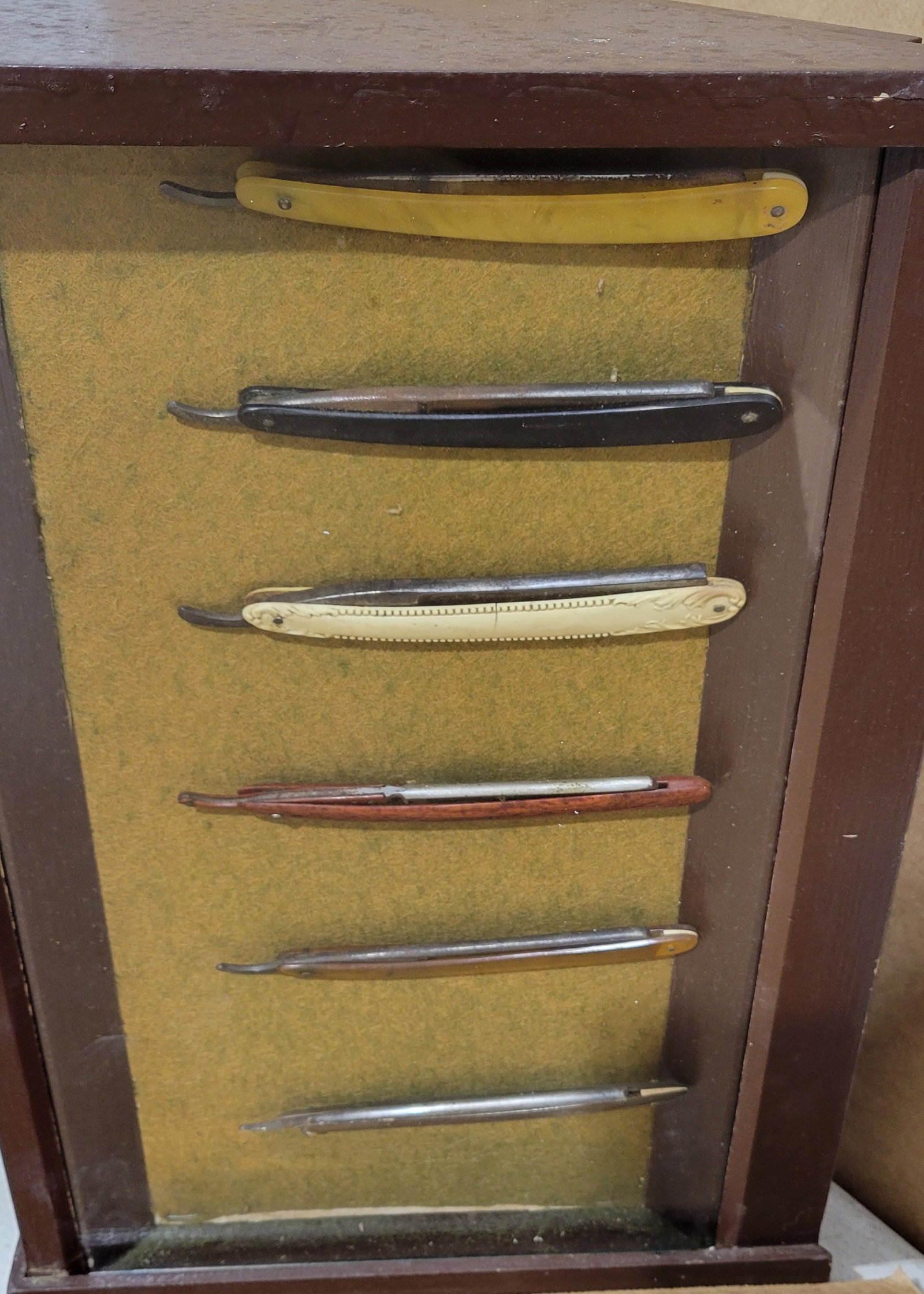 Countertop Straight Razor Display Case - 3