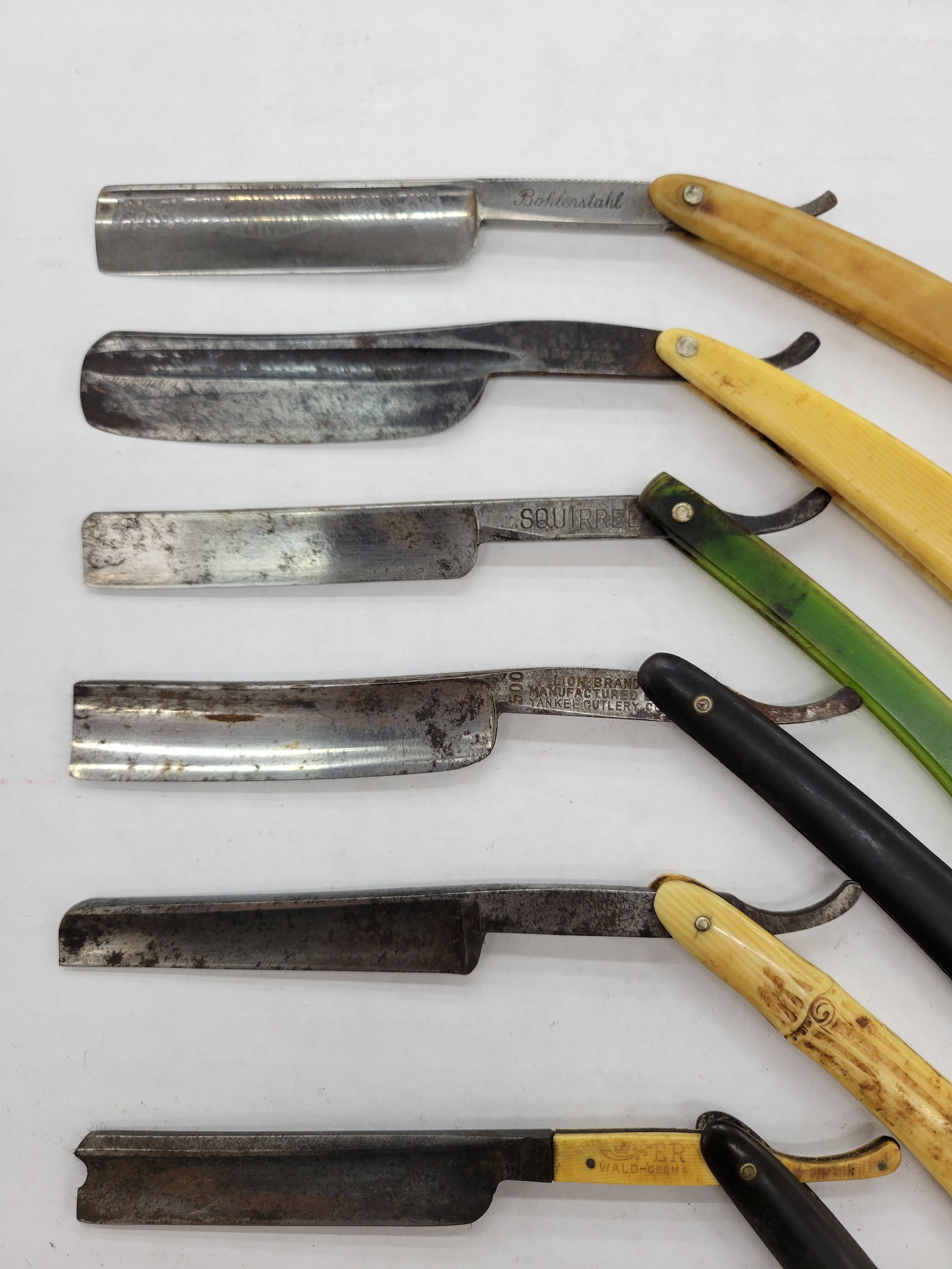 Countertop Straight Razor Display Case - 9