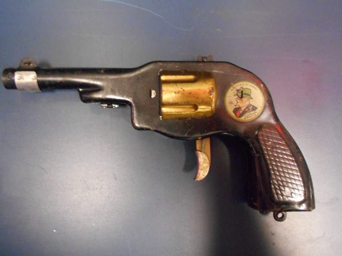 1930's Marx Dick Tracy sparking pop pistol: Original toy gun still pop very well. No sparking. Dick Tracy logo is in good condition. The red jewel is still in tact.