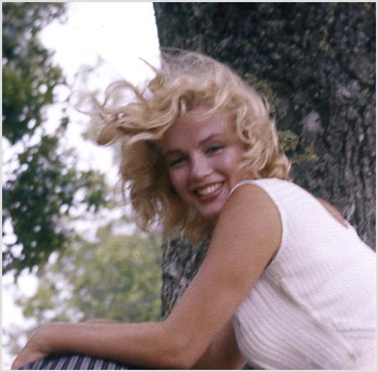 Marilyn Monroe Photos by Sam Shaw Color Box Set #: This highly desirable box set contains five (5) color images of Marilyn Monroe taken by Sam Shaw during her New York years, 1954-1957. Shaw was a close friend of Marilyn's and was able to capture her