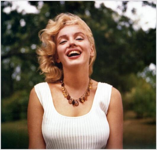 Marilyn Monroe Photos by Sam Shaw Color Box Set #: This highly desirable box set contains five (5) color images of Marilyn Monroe taken by Sam Shaw during her New York years, 1954-1957. Shaw was a close friend of Marilyn's and was able to capture her