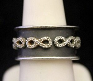 Beautiful Unisex Silver Ring with Infinity Design: Beautiful Unisex Silver Ring with Infinity Design Diamonds (98J) Diamonds twt approx. 1ct VS1 Colot G.