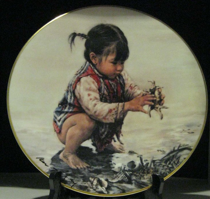 LIMITED EDITION OF PORCELAIN PLATE BY KEE FUNG NG.,1982: "Girl with Seashell" by famous Chinese artist Kee Fung Ng. Limited edition with the certificate, signed by the master. 1982