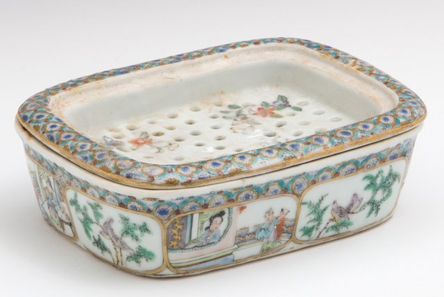 Chinese Export Porcelain Soap Dish, 19th c., the sides (1 of 10)