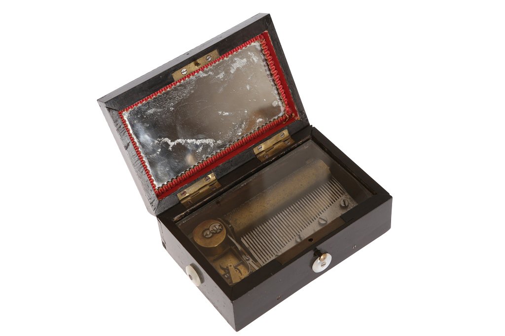 A small French brass inlaid music box: A small French brass inlaid music box, 19th Century, the hinged cover with carved edge and brass inlay, the underside with mirror, the movement numbered 3503, with a key. 12cm by 8cm