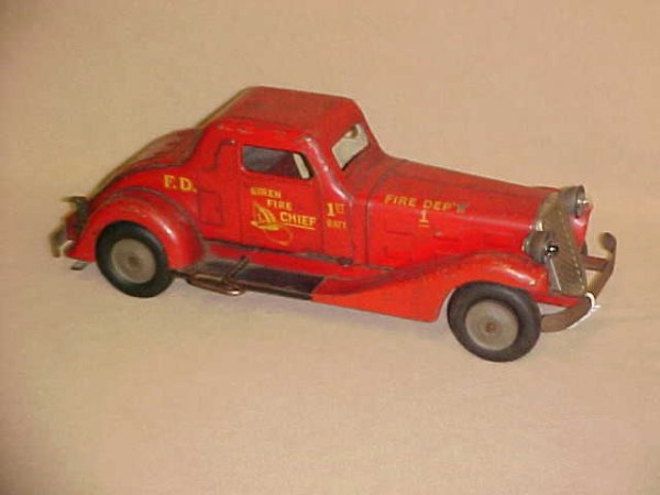 Marx siren Fire Chief car wind up: Marx siren Fire Chief car wind up. Original paint & graphic's. Wear, scratches & minor surface rust. Weak wind up. Measures 15"long x 5-1/2"wide x 5-1/4"tall.