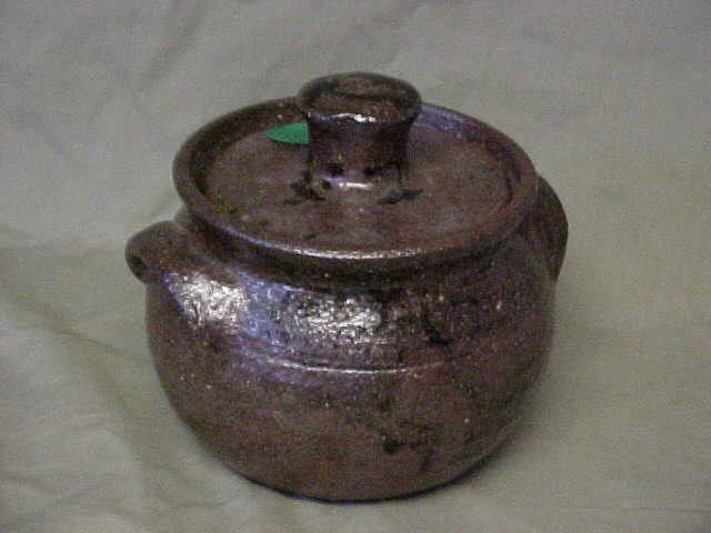 Lanier Meaders lidded small bean pot.: Lanier Meaders lidded small bean pot. Good condition with no damage or repairs. 4-1/2" tall x 6"wide.