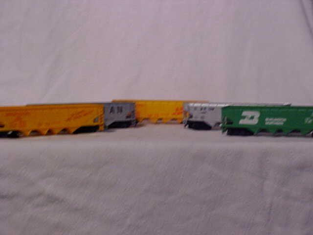 Lot of 5 model train cars: Lot of 5 model train cars. Union Pacific, Rio Grande, Verginian, Burlington Northern. Some made by Tyco. Some made in Yugoslavia. HO scale. Measures 2"H x 1 1/2"W x 6 - 6 1/2"L