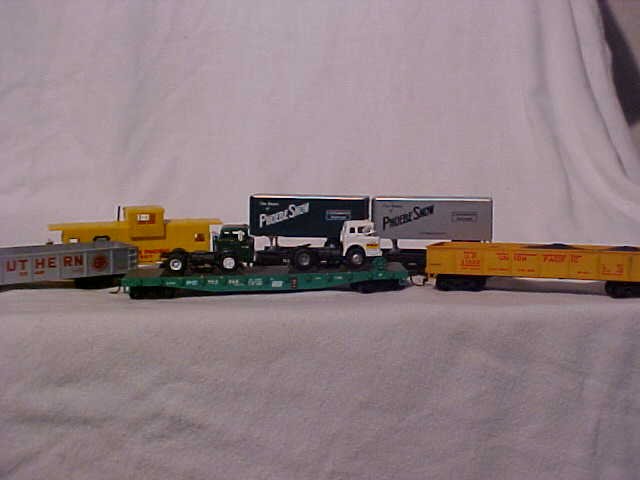 Lot of 5 model train cars: Lot of 5 model train cars. Consisting of: Union Pacific 29500, Southern 1246, Lackawanna, Union Pacific 207, and PC 702068. Some made by Bachmann. HO scale. Measures. 2 - 2 1/2"H x 1 1/2"W x 6 - 8 1/2