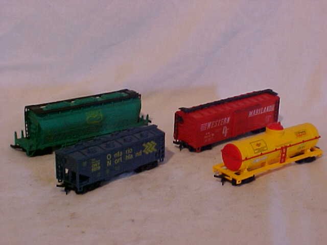 Lot of 4 Model Train Cars: Lot of 4 Model Train Cars HO Scale Very Good Condition Includes Cargill, Ontario Northland, Western Maryland and Pennz Suppress Measures 1 3/4"-2 1/4"h x 1 1/2"w x 5"-6 1/4"L