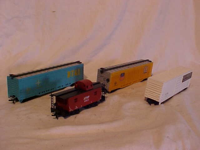 Lot of 4 Model Train Cars: Lot of 4 Model Train Cars HO Scale Very Good Condition Including Old Forester, Union Pacific,DT&I and ATSF 1621 Caboose Measures 2 1/4"x 1 1/2" x 4 1/2"-8"L
