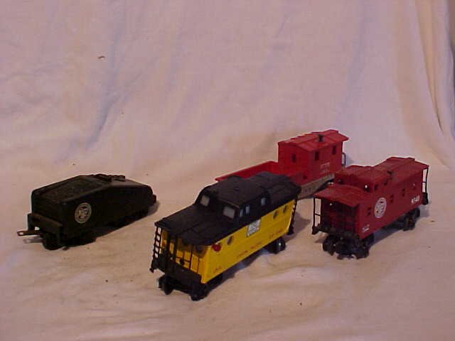 Lot of 4 Lionel Model Train Cars: Lot of 4 Lionel Model Train Cars Including Atlantic Coast Line 9341 Caboose, Atlantic Coast Line Coal Car, Union Pacific 9168 and DL&W 6119 Good Condition Measures 2 1/2"-3 1/2"h x 2"-2 1/4"w x 6"-8 1