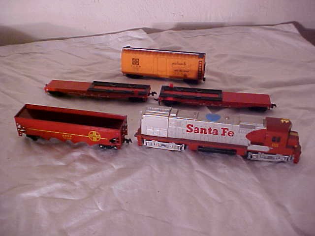 Santa Fe Railroad train set w/5 pieces.: Santa Fe Railroad train set w/5 pieces. Ho scale. Engine w/4 misc cars.