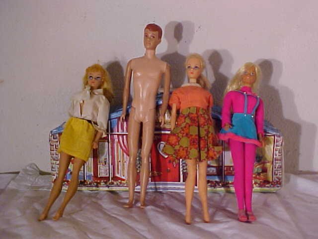 Peewee Dream House Case w/ 4 misc dolls: Midge/Barbie 11 1/2" tall. And 3 Misc from 11 1/4" to 12 " tall.