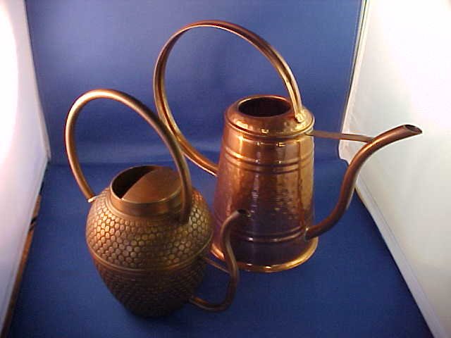 Lot of 2 copper kettles w/handles.: Lot of 2 copper kettles w/handles. Modern made. Hand hammered patterns. Measures 9" x 8-1/2" tall.