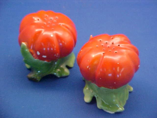 Royal Bayreuth 2-1/2"t Tomato salt and pepper shakers: Royal Bayreuth 2-1/2"t Tomato salt and pepper shakers. No markings. No corks