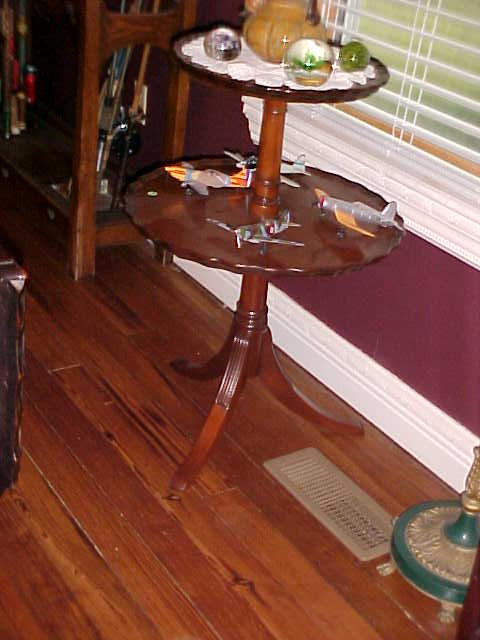 Mahogany 2 tier table w/piecrust edges Duncan Phyfe: Mahogany 2 tier table w/piecrust edges Duncan Phyfe pedestal w/3 legs. Original finish measuring 32"tall x 21"wide.