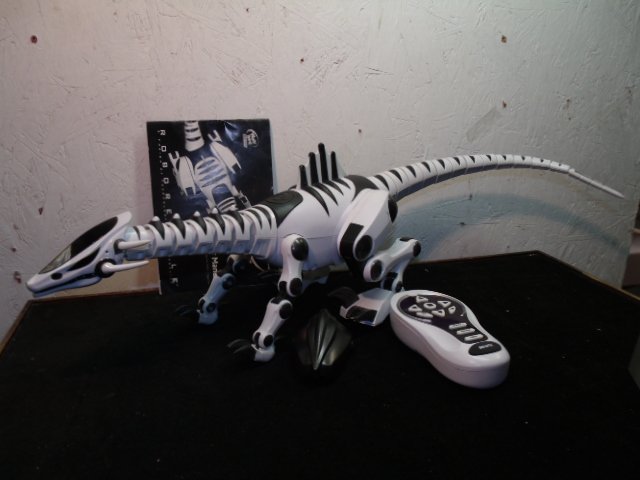 26" long Wowwee Robo Reptile w/hood, manual, & remote: 26" long Wowwee Robo Reptile w/hood, manual, & remote