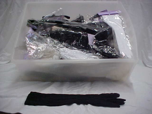 Lot of 57 Long child gloves - black and white: Lot of 57 Long child gloves - black and white