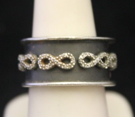 Beautiful Unisex Silver Ring with Infinity Design: Beautiful Unisex Silver Ring with Infinity Design Diamonds (98J) Diamonds twt approx. 1ct VS1 Colot G.