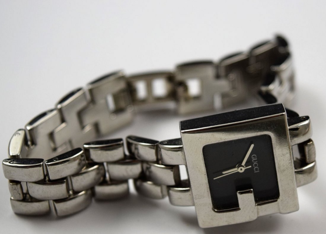 Gucci Watch: Gucci issued women's quartz stainless logo watch