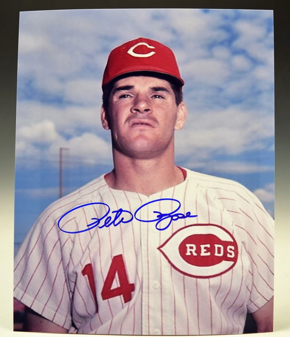 Pete Rose Signed Photograph: A hand signed photo of Pete Rose Measures: 10 x 8 inches COA included