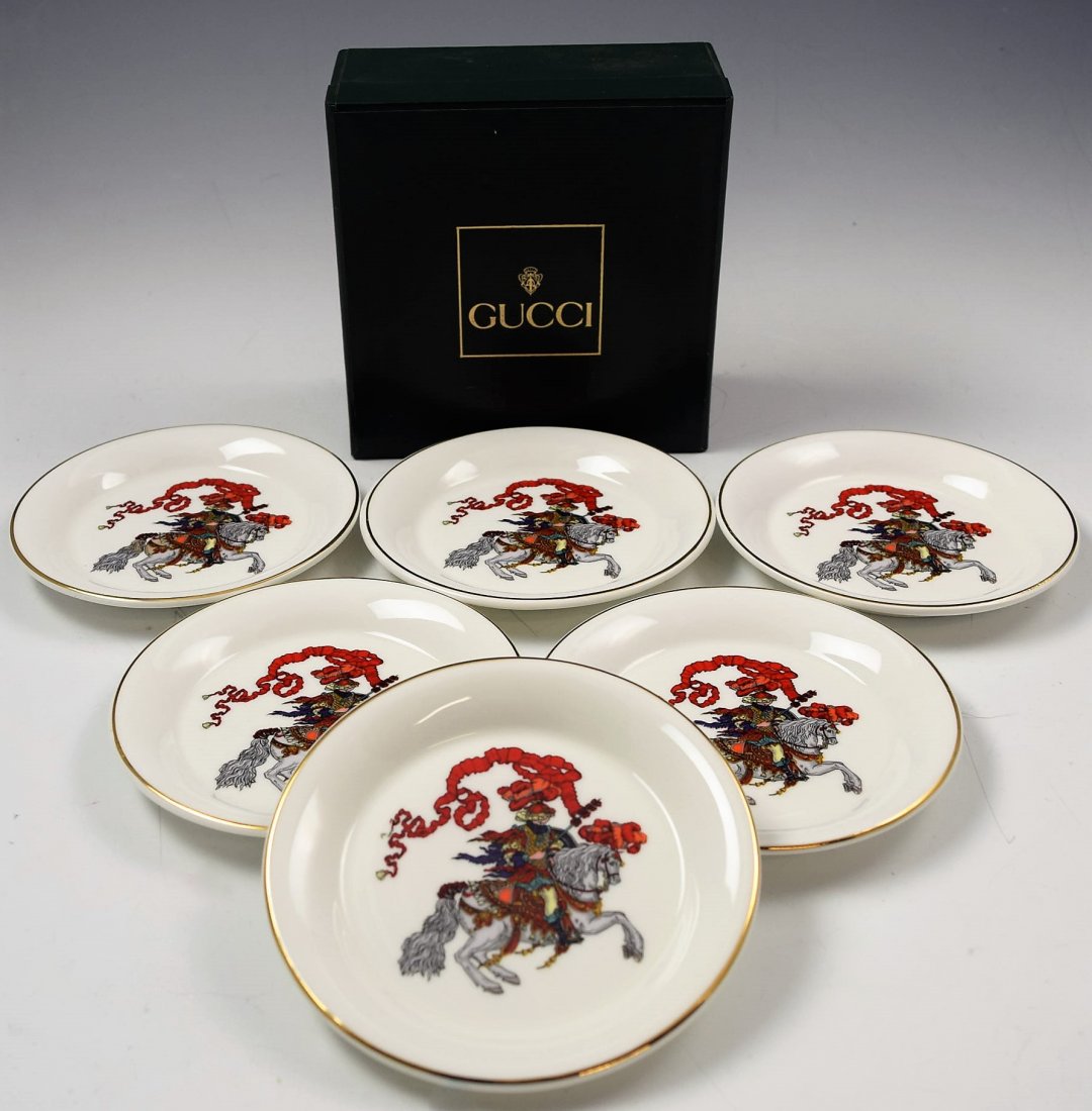 Vintage Gucci Plates: A lot of six vintage Gucci fine bone chain plates featuring a knight on horse and gold rim, Made in England Original box included