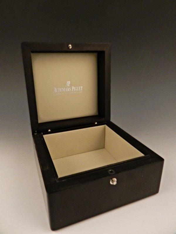 Audemars Piguet Wood Display Box: A wood watch display box, issued from Audemars Piguet Measures: 4 X 6 inches