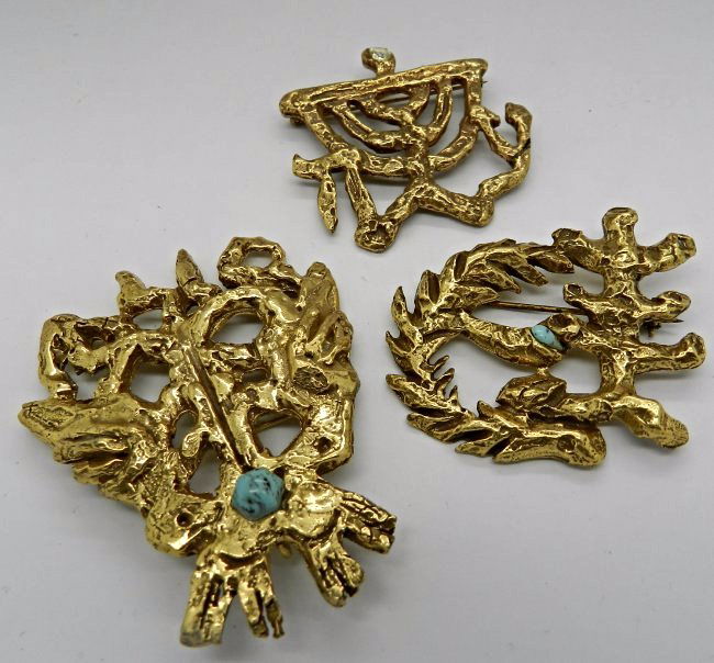 Jacques Lipchitz: A grouping of vintage gold abstract art pins Measures: 2 x 2 inches each Each signed on backside