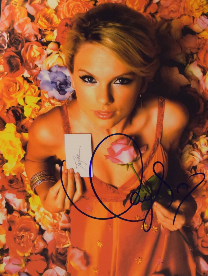 Taylor Swift Signed Photograph: Photograph of Taylor Swift Signed in maker COA included