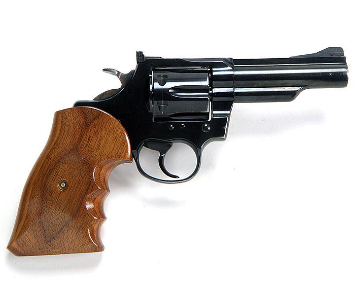 Colt Trooper Mark 3 357 mag, 4" barrell, oversized: Colt Trooper Mark 3 357 mag, 4" barrell, oversized wooden grips, adjustable sites, blue finish, padded after market case