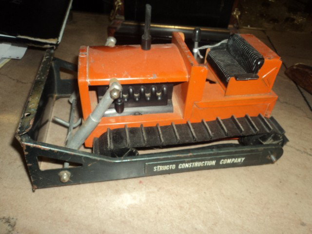 Structo Toy bull dozer: Nice condition in original paint. Rubber look very good. Could have repalced tracks but not sure( If so done years ago) Buy it as you see it we have posted five photos 11.5 x 7 x 5"