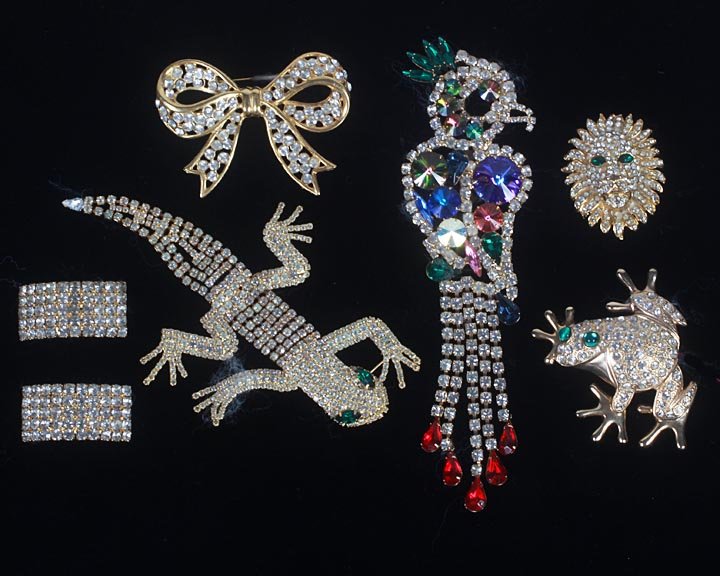 Assorted costume jewelry lot, mostly modern