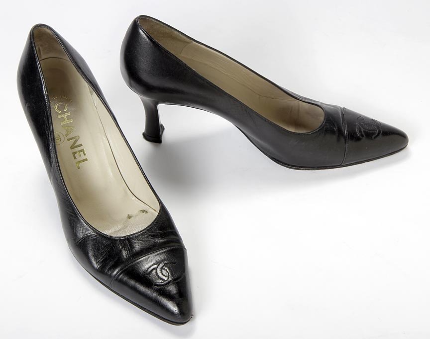 Chanel-Black heels with logo on the toe, size 38: Chanel-Black heels with logo on the toe, size 38All shoes are in average or better condition. This lady took good care of her items.