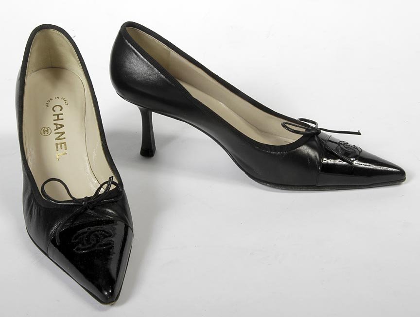 Chanel-Black leather heels with pointed patents leather: Chanel-Black leather heels with pointed patents leather toe with bow and logo, size 37