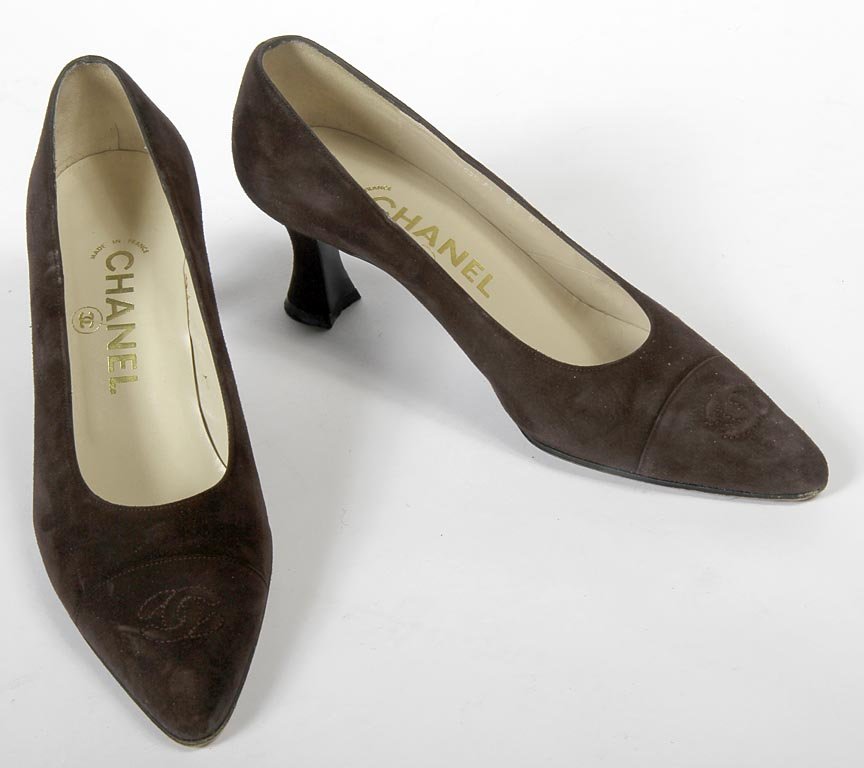 Chanel-Purple suede heels, pointed toe with stitched: Chanel-Purple suede heels, pointed toe with stitched logo, size 37 1/2