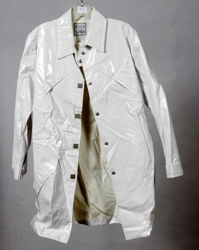 Chanel-Cotton and polyester white rain coat, size 38,: Chanel-Cotton and polyester white rain coat, size 38, AK406 2004