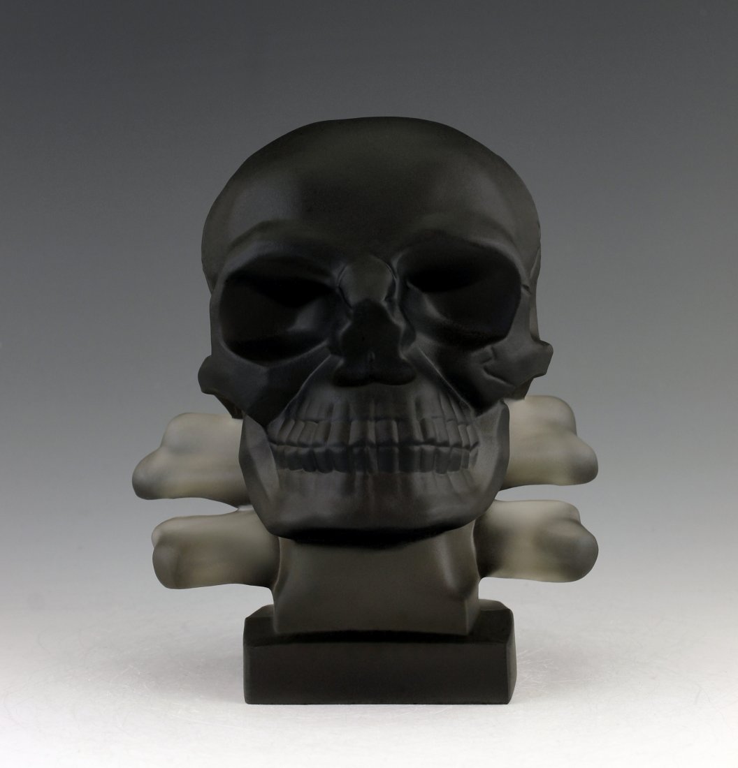 Art Deco 1930' Smoke Glass' Skull ' Car Mascot Figurine: This piece is a great addition to collection or a great gift. Timeless design - Top Qality Art Deco Glass Car Mascot ' Skull' Hood Ornament Figurine. Harley davidson - emblem. This car mascot was orig