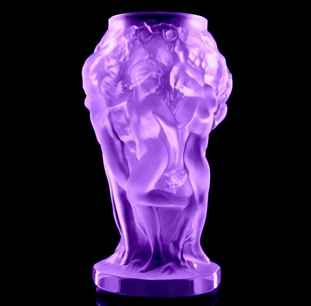 Art Deco Alexandrite Glass Vase 1930' H.Hoffmann by Lalique ( No reserve price ): This piece is a great addition to collection or a great gift. Timeless design - Top Qality Art Deco Alexandrite Glass Vase. This vase was originally made by LALIQUE. This piece was made in Bohemia fro