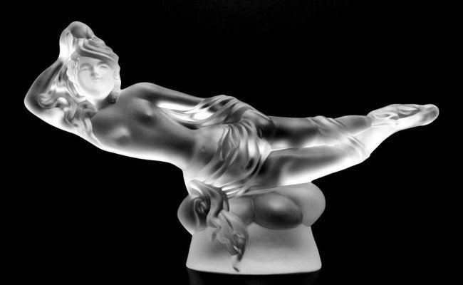 France Art Deco Sculpture ' Lady ' 1930' H.Hoffmann: This piece is a great addition to collection or a great gift. Timeless design - Top Qality Art Deco Glass ' Lady ' Sculpture. This Sculpture was originally made by LALIQUE. This piece was made in Bohe