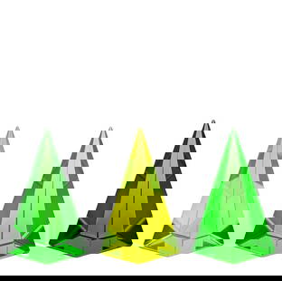 Art Deco ' 3 Pyramids ' Vaseline Uranium Art Glass Paperweights 3 '': Collectible Art Glass. Czech Uranium Vaseline Pyramids. Really nice pieces that glows beautifully under uv light. Dimensions: Height 3 '' ( 7,5 cm ), Length 3 '' ( 7,5 cm ).