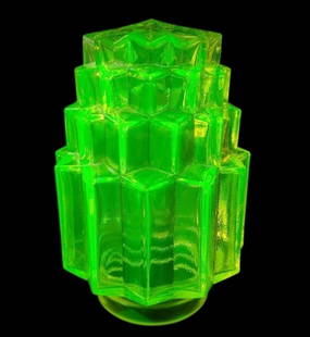 Art Deco Rare Lamp Shade Uranium Art Glass For Antique Lamp 3 1/8 Fitter: Rare Lamp Shade Uranium Art Glass. Condition: Excellent.The glass shade has no chips or cracks. Dimensions: 7 1/4 " Height, 5 '' Width