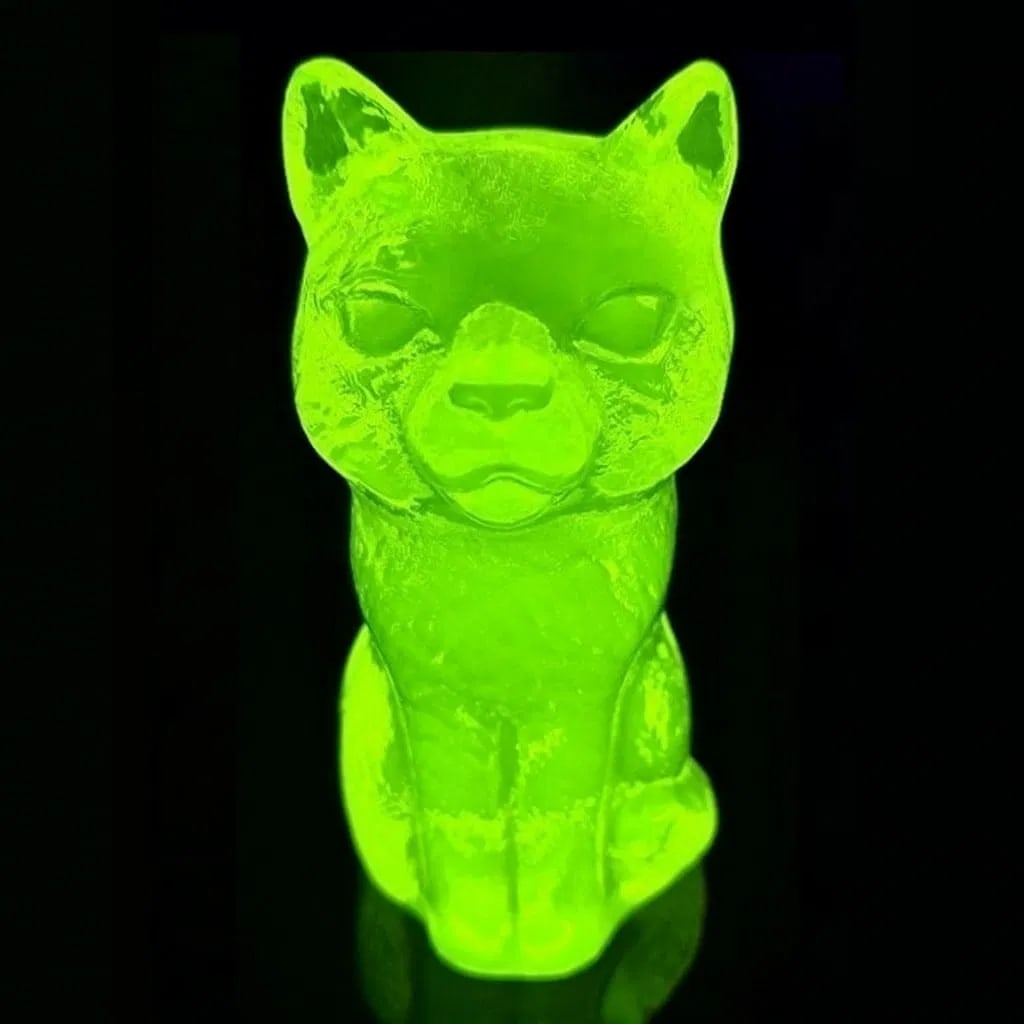 Yellow Vaseline Uranium Glass Figurine ' Cat ' Paperweight: Bohemian Yellow Vaseline Uranium Glass ' Cat ' Figurine.Glows beautifully under UV light. Height 4 1/4 '' ( 11 cm )Excellent condition, no chips, no cracks, no scratch