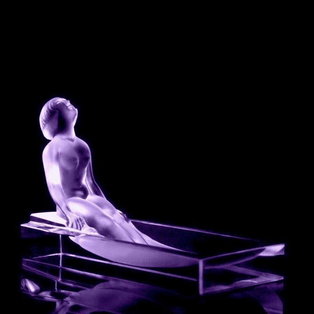 Alexandrite Glass Bohemian Art Deco Bowl, 1930s H. Hoffmann: Art Deco alexandrite glass bowl produced in Bohemia, using an original mold designed by H. Hoffmann between 1930 and 1939. The design reflects French Art Deco influence, with forms inspired by the wor