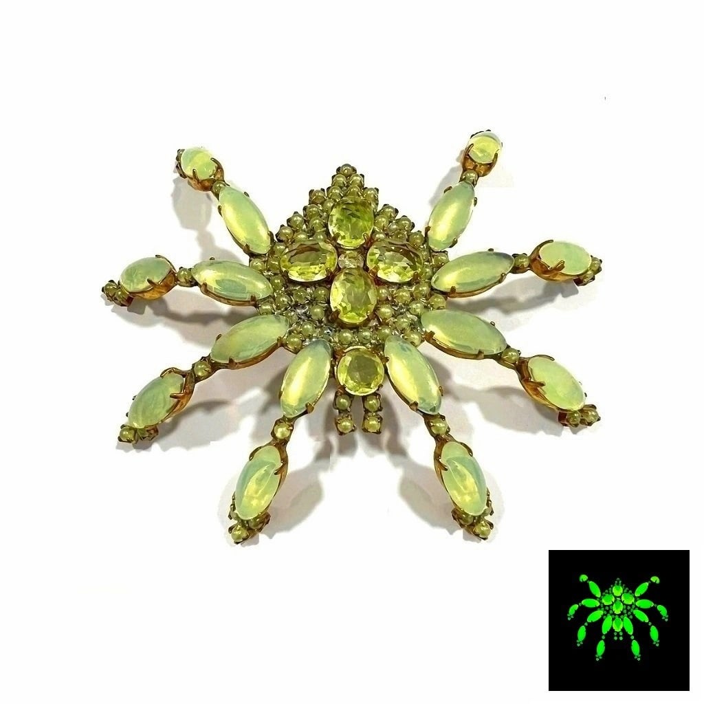 Vintage Vaseline Uranium Glass ' Large Spider ' Brooch Pin: Really nice piece that glows beautifully under UV light. All the stones in this brooch are from uranium glass. Made in Czechoslovakia. Dimensions: Height: 3 '', Width: 3 3/4 ''. Fast delivery time wor