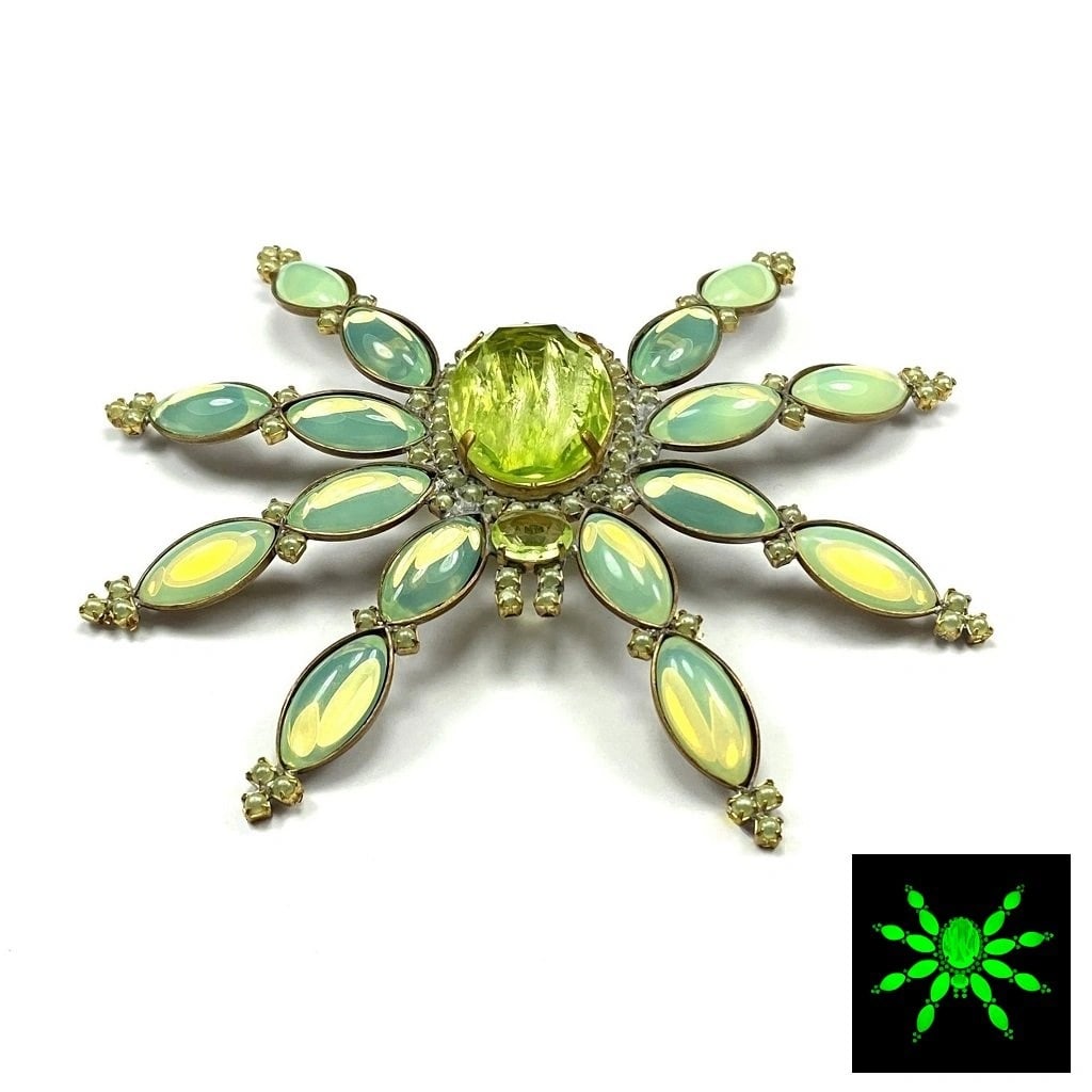 Vintage Vaseline Uranium Glass ' Large Spider ' Brooch Pin: Really nice piece that glows beautifully under UV light. All the stones in this brooch are from uranium glass. Made in Czechoslovakia. Dimensions: Height: 4 '', Width: 4 3/4 ''. Fast delivery time wor
