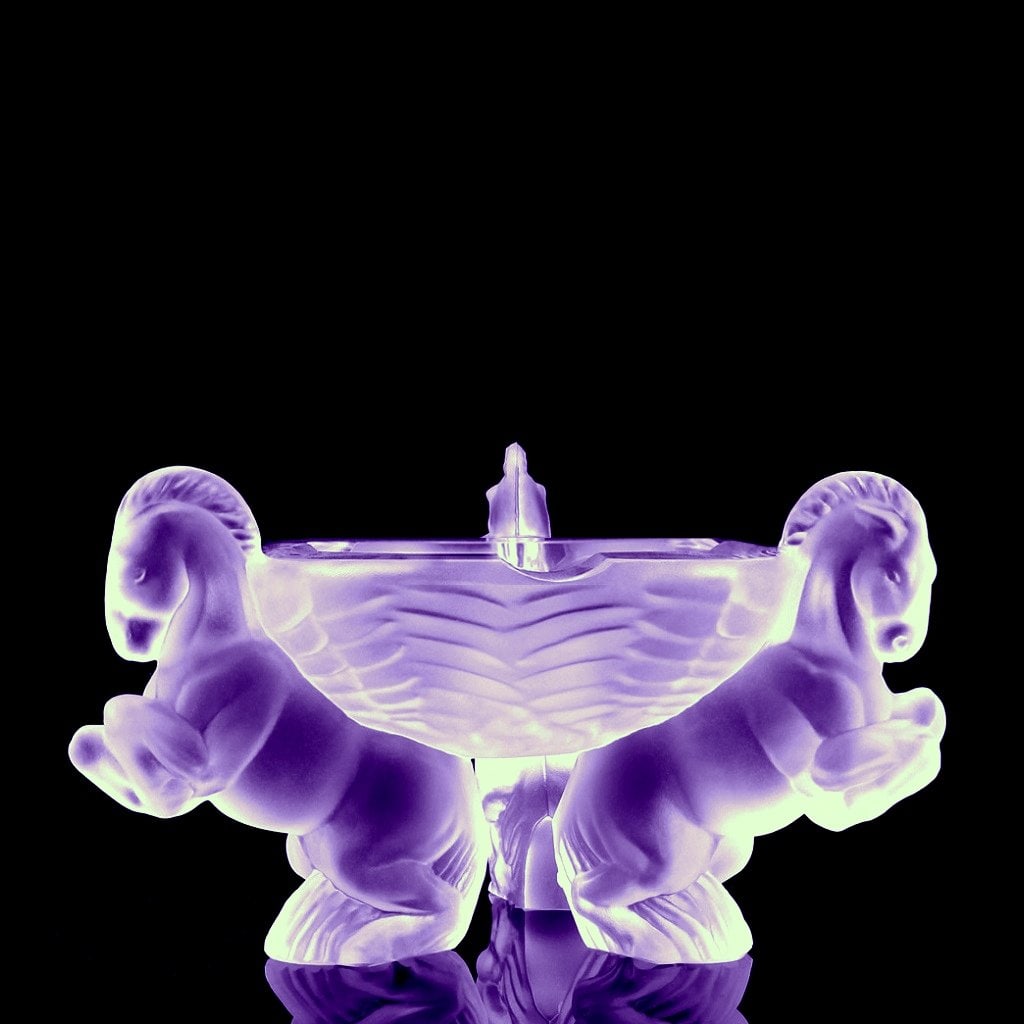 Art Deco Ashtray Alexandrite Glass 1930' H.Hoffmann: Alexandrite Glass Ashtray. A beautiful piece made from alexandrite glass, known for its remarkable color-changing effect. In daylight, it appears purple, while under electric light it transforms into 