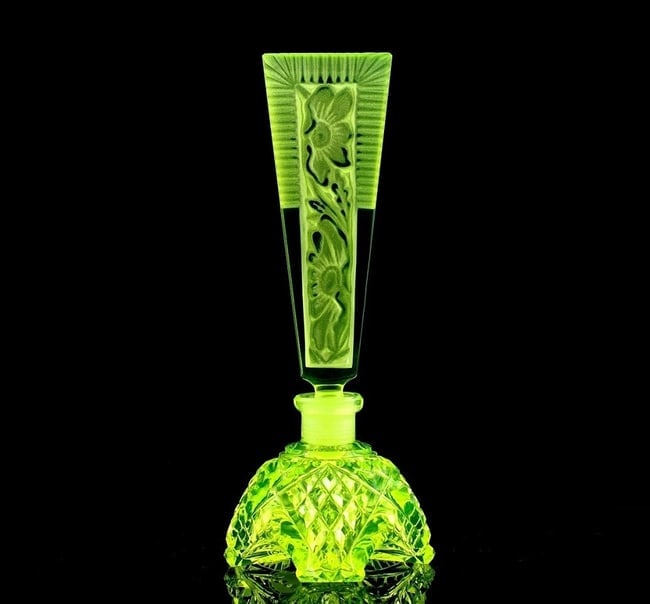 Glamorous Art Deco Vaseline Uranium Glass Collectible Perfume Bottle 1930' H.Hoffmann: Very beautiful decoration,this piece is a great addition to collection or agreat gift. It is breathtaking high quality satin finish glass in stylish Art Deco French design. Really nice piece that glow